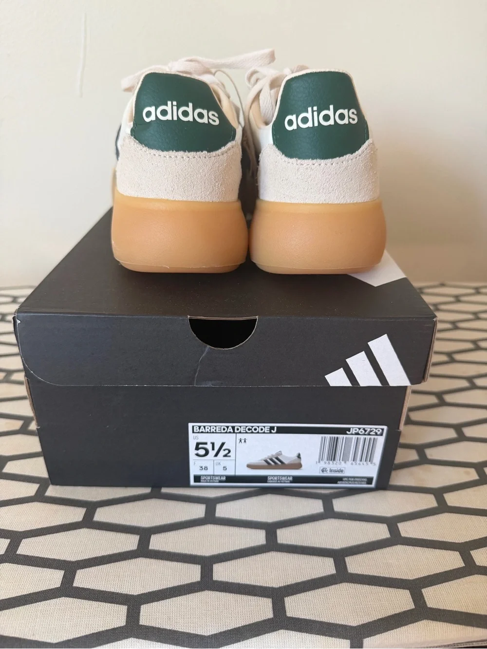adidas Barreda Decode J unisex Low-Top Suede Leather Sneakers, US 5.5 new